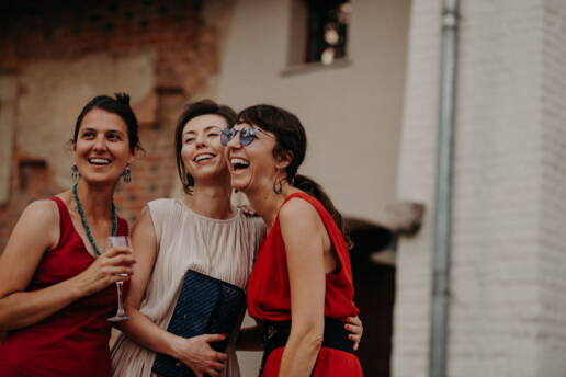 Usmiechnięte rozmawiające dziewczyny, fotografia ślubna z Zamku Piastowskiego, Racibórz, slow wedding