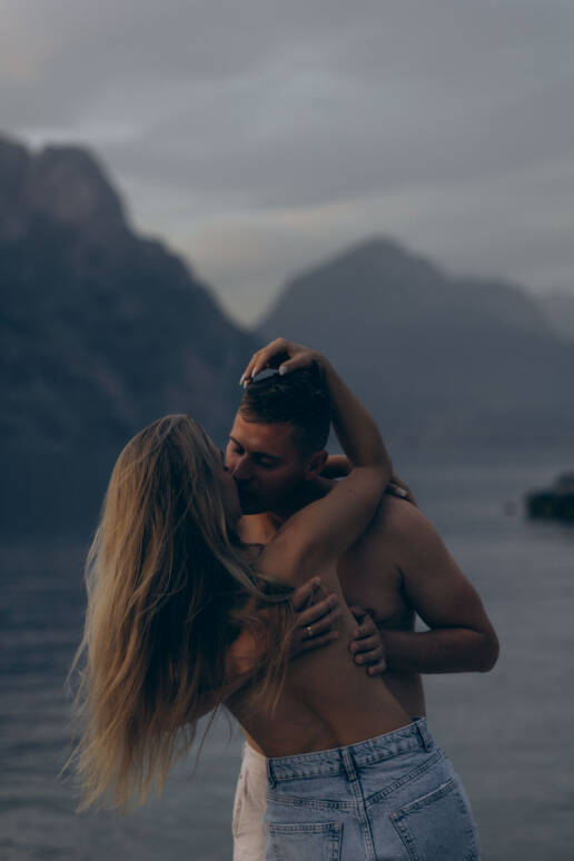 Jezioro Garda, romantyczna fotografia ślubna z rozwianymi włosami